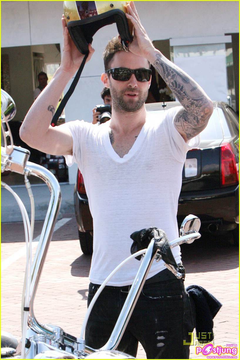 Adam Levine แห่งวง Maroon 5 เจ้าค่ะ