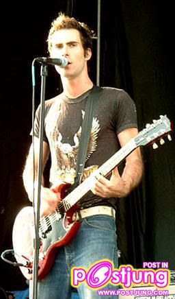 Adam Levine แห่งวง Maroon 5 เจ้าค่ะ