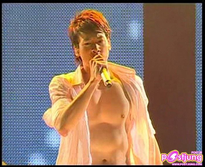 [ภาพCap]บี้ถอดเสื้อโชว์ในConcert Love Attack ปี2551