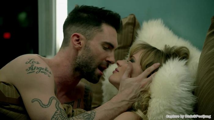 [HOT CAPTURE] Adam Levine Shirtless : Never Gonna Leave This Bed - Maroon 5