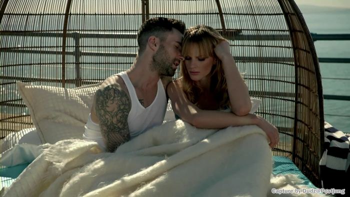 [HOT CAPTURE] Adam Levine Shirtless : Never Gonna Leave This Bed - Maroon 5