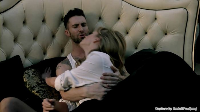 [HOT CAPTURE] Adam Levine Shirtless : Never Gonna Leave This Bed - Maroon 5