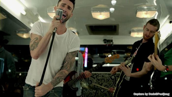 [HOT CAPTURE] Adam Levine Shirtless : Never Gonna Leave This Bed - Maroon 5