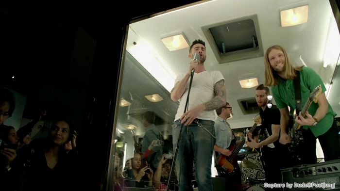 [HOT CAPTURE] Adam Levine Shirtless : Never Gonna Leave This Bed - Maroon 5