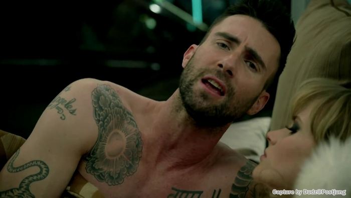 [HOT CAPTURE] Adam Levine Shirtless : Never Gonna Leave This Bed - Maroon 5