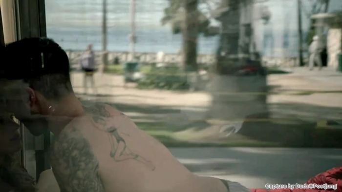 [HOT CAPTURE] Adam Levine Shirtless : Never Gonna Leave This Bed - Maroon 5