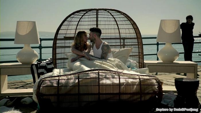 [HOT CAPTURE] Adam Levine Shirtless : Never Gonna Leave This Bed - Maroon 5