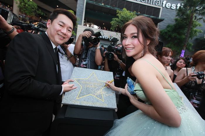 pic พลอย เฌอมาลย์ จากงานสุพรรณหงษ์ สวยจริงอะไรจริง