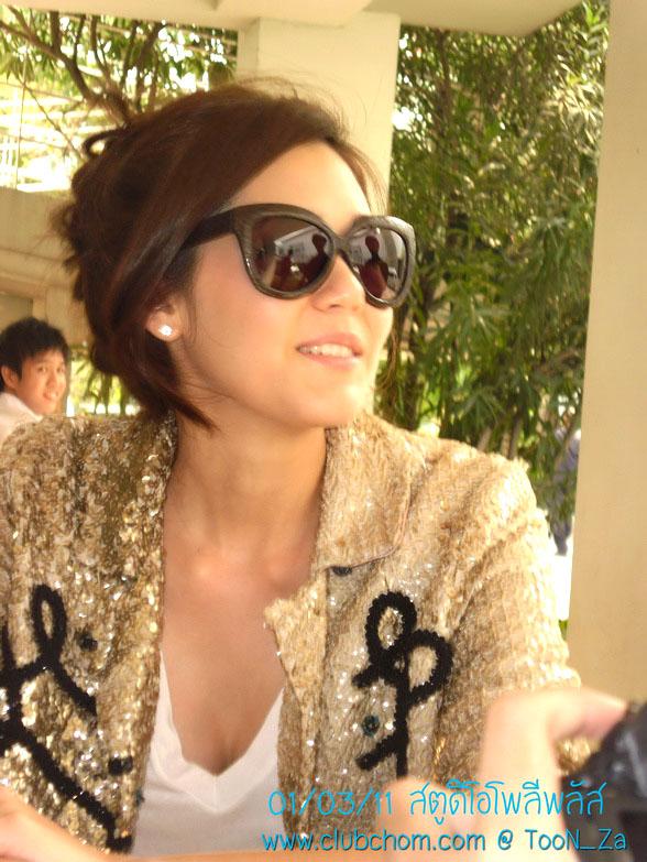 ชมพู่ อารยา ก่อนอัดรายการราตรีสโมสร