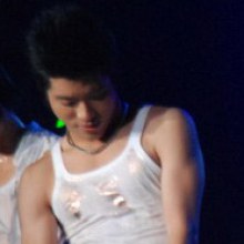 ตี๋คิงคองโชว์กล้ามแน่นๆ