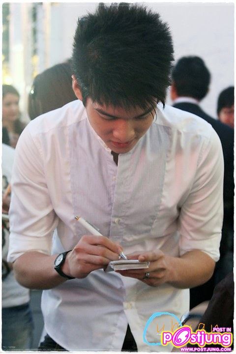 อวบอ้วน งานAll Hearts for Japan & Suck Seed Press Preview