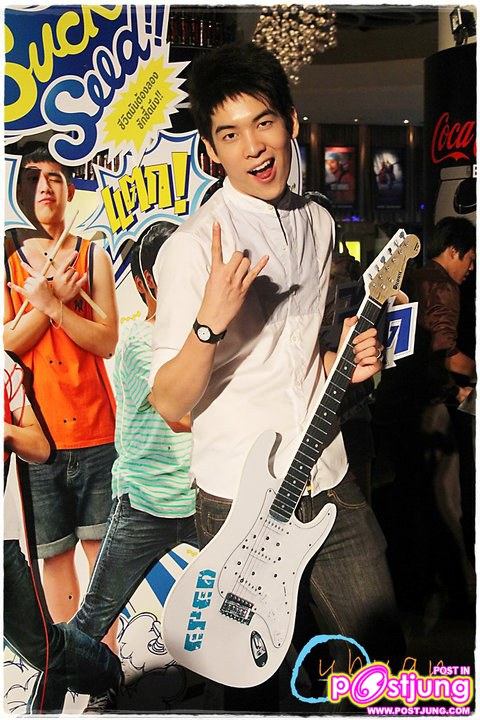 อวบอ้วน งานAll Hearts for Japan & Suck Seed Press Preview