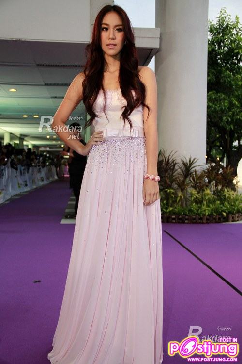 รางวัลเกียรติยศ สาขานักแสดงหญิง กับ ชุดของDolce & Gabbana