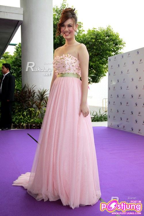 รางวัลเกียรติยศ สาขานักแสดงหญิง กับ ชุดของDolce & Gabbana