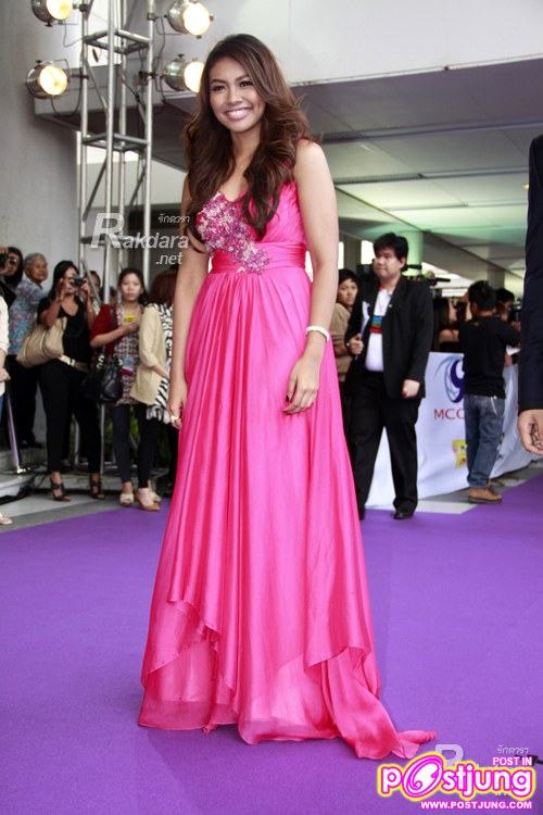 รางวัลเกียรติยศ สาขานักแสดงหญิง กับ ชุดของDolce & Gabbana