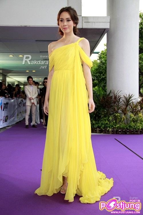 รางวัลเกียรติยศ สาขานักแสดงหญิง กับ ชุดของDolce & Gabbana