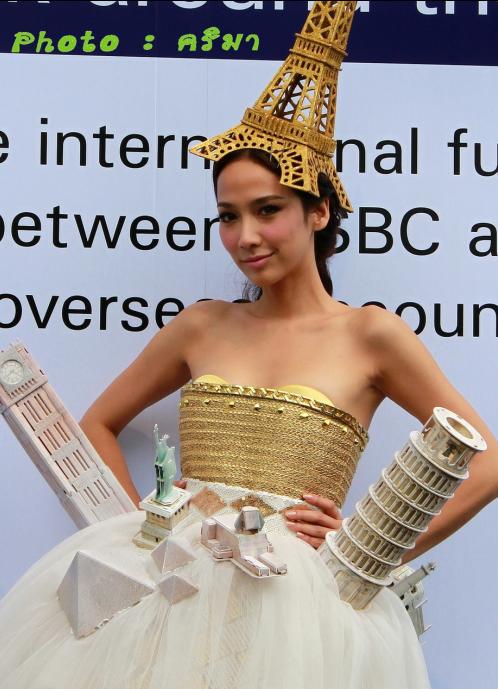 อั้ม พัชราภา fashion show in HSBC