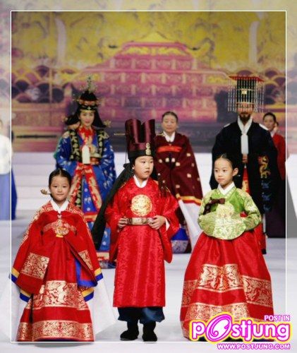 เด็กในชุดฮันบกคับ