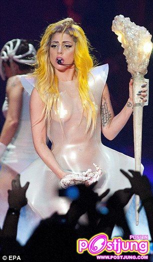 "เลดี้ กาก้า" ชุดแม่ชีสุดสยิว&rlm;