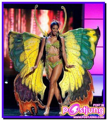 กับชุดประจำชาติ