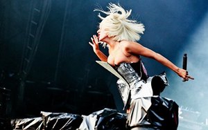 lady gaga & fuckking Oops!