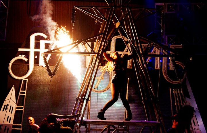 PRESS RELEASE: BRITNEY SPEARS DELIVERS SURPRISE PERFORMANCES