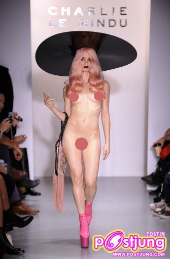 ฮือฮา! บนแคทวอร์ค London Fashion Week&rlm;