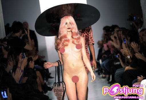 ฮือฮา! บนแคทวอร์ค London Fashion Week&rlm;