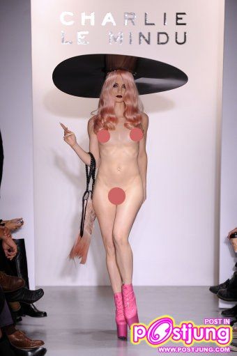 ฮือฮา! บนแคทวอร์ค London Fashion Week&rlm;