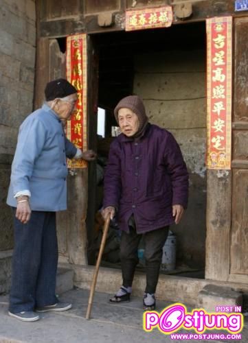 ประเพณีการรัดเท้าสร้างความเจ็บปวด และทรมานให้แก่สตรีจีน มาแล้วกว่าพันปี มีสตรีจีนนับไม่ถ้วนต้องพิการ หรือเสียชีวิต เพราะขั้นตอนการรัดเท้า
