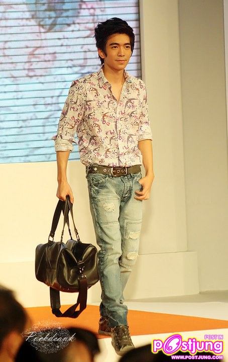 ต้อล เดินแบบในงาน Summer Fashion - Unpack The Battle @ Central World