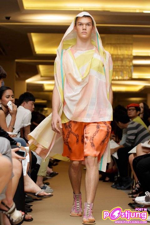 อวบอ้วน เดินแบบงานBIFW 2011 [Brand : Theatre]