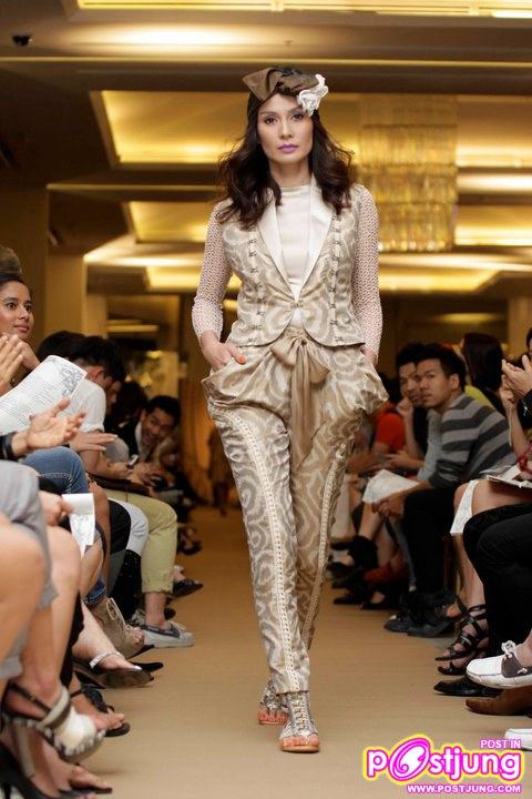 อวบอ้วน เดินแบบงานBIFW 2011 [Brand : Theatre]
