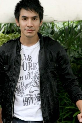 โป๊บ ธนวรรธน์ จากดอกส้มสีทอง