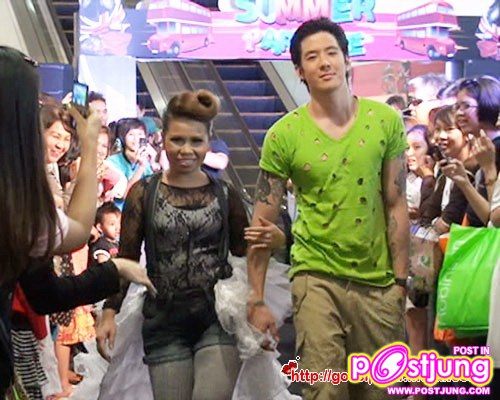 ตุ๊กกี้ ขายฮา ควงฮาร์เวร์ด เดินแฟ่ชั่นโชว์