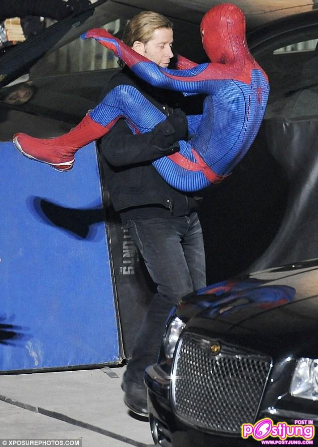 หนุ่มหล่อเซ็กซี่ในชุด super hero เป้าตุง