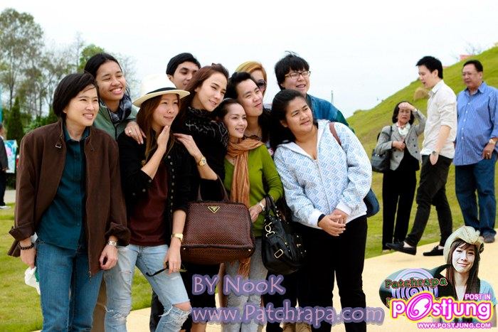 คุณพ่อคุณแม่พี่อั้ม ยืนคุยกับพี่โน๊ต