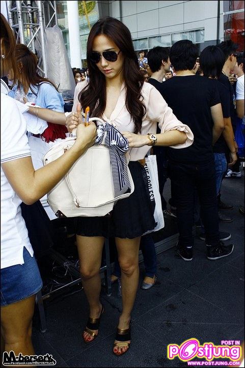 อั้ม & นุ่น งานรวมน้ำใจ ซับน้ำตา ช่วยชาวใต้