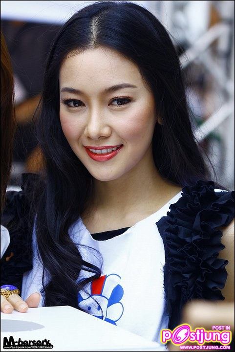 อั้ม & นุ่น งานรวมน้ำใจ ซับน้ำตา ช่วยชาวใต้