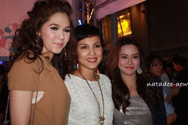 ชมพู่ หน่อย ใหม่ ในโครงการช่วยผู้ประสบภัยชาวใต้ "รวมน้ำใจ ซับน้ำตา