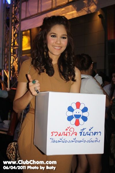 ชมพู่ หน่อย ใหม่ ในโครงการช่วยผู้ประสบภัยชาวใต้ "รวมน้ำใจ ซับน้ำตา