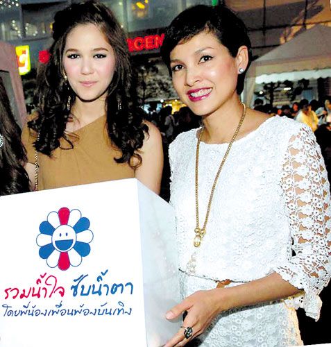 ชมพู่ หน่อย ใหม่ ในโครงการช่วยผู้ประสบภัยชาวใต้ "รวมน้ำใจ ซับน้ำตา