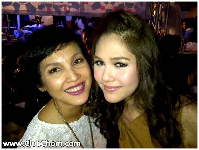 ชมพู่ หน่อย ใหม่ ในโครงการช่วยผู้ประสบภัยชาวใต้ "รวมน้ำใจ ซับน้ำตา