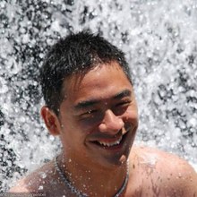 ผู้ชายเล่นน้ำ