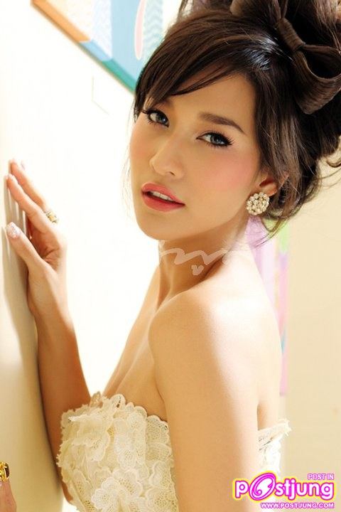 พลอย เฌอมาลย์