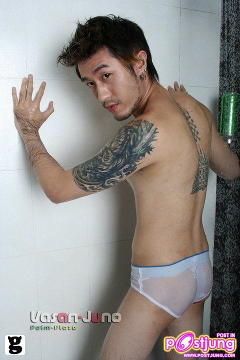 หนุ่มน่าตาเถื่อน ๆ รอยสักเท่ ๆ ชอบไหมคร่ะ