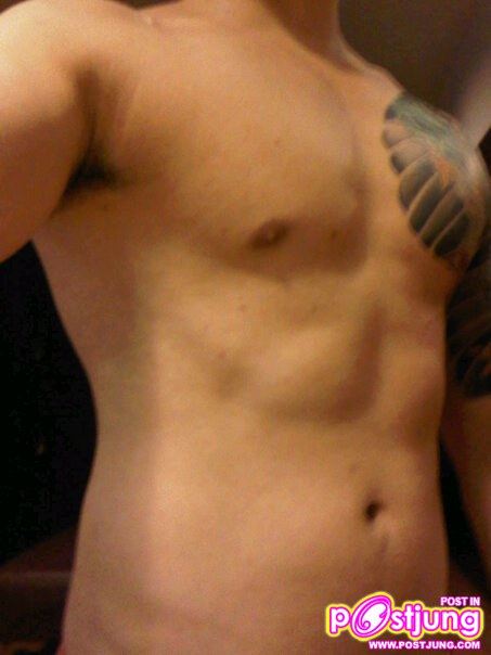 หนุ่มน่าตาเถื่อน ๆ รอยสักเท่ ๆ ชอบไหมคร่ะ