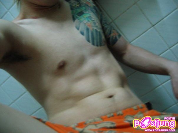 หนุ่มน่าตาเถื่อน ๆ รอยสักเท่ ๆ ชอบไหมคร่ะ