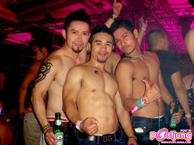 หนุ่มน่าตาเถื่อน ๆ รอยสักเท่ ๆ ชอบไหมคร่ะ