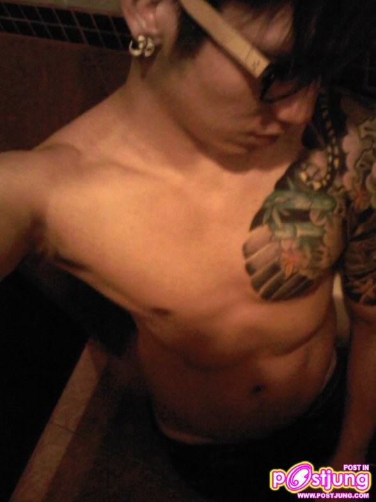 หนุ่มน่าตาเถื่อน ๆ รอยสักเท่ ๆ ชอบไหมคร่ะ